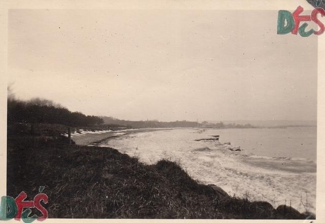 Widok ze skarpy (okolica "kamieni") na plażę w Brzeźnie