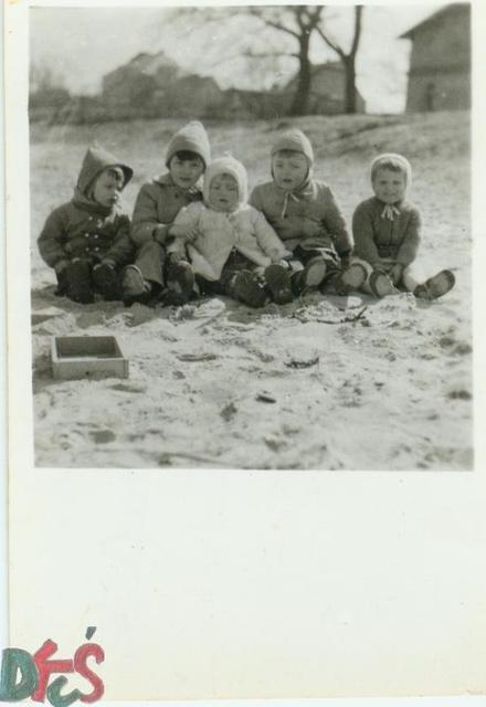 Zabawy dzieci na plaży (okolica ul. Północnej) - I połowa lat 50-tych