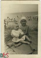 Krysia i Piotruś na wydmie - lata 50-te