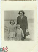 Mama z Krysią i Piorusiem na plaży (widok na płn-zach) - lata 50-te